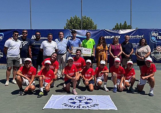Los finalistas Adam Martín y Pablo Hermoso posan con las autoridades y recogepelotas.