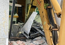 Fachada de la sucursal de Caja Rural tras el asalto sufrida por una retroexcavadora.