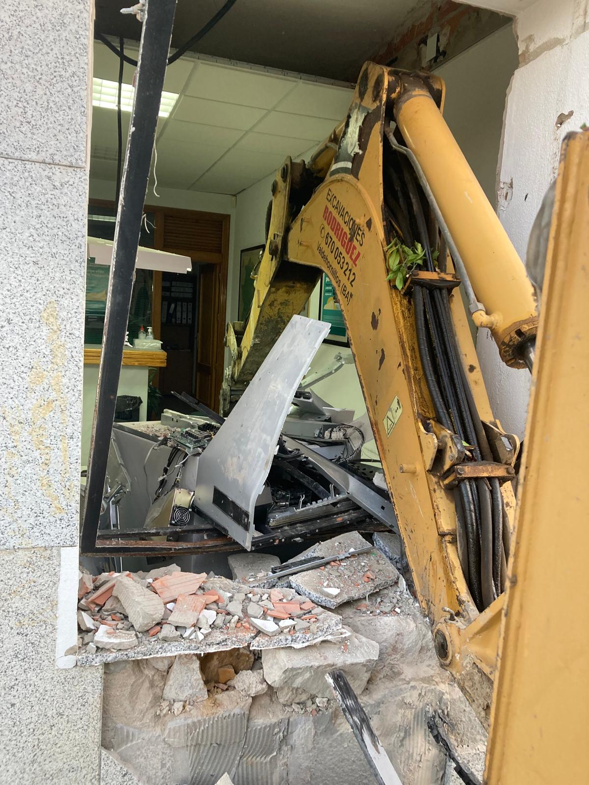 Imagen secundaria 2 - Fachada de la sucursal de Caja Rural tras el asalto sufrida por una retroexcavadora.
