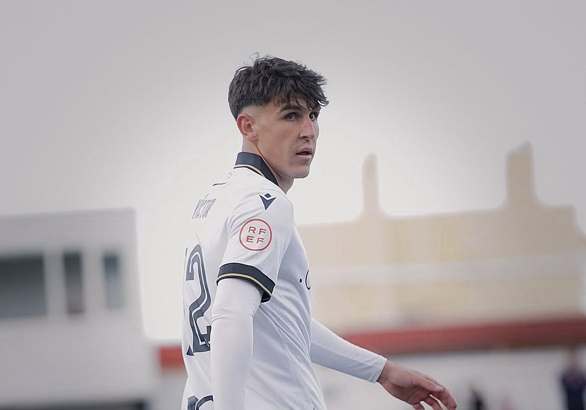 Víctor Corral durante un partido con el Ceuta.