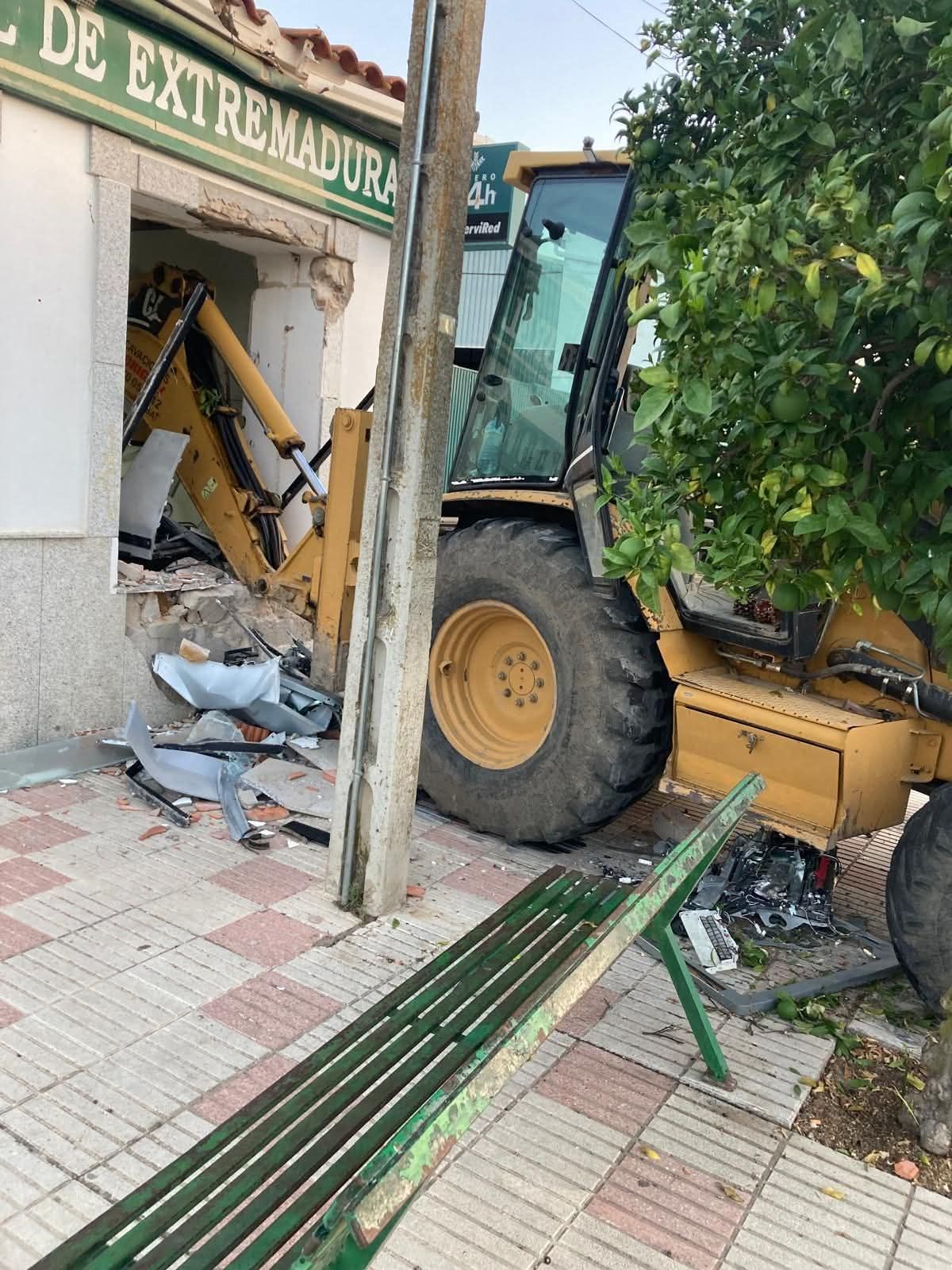 Fachada de la sucursal de Caja Rural tras el asalto sufrida por una retroexcavadora.
