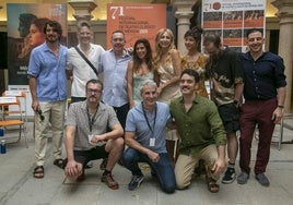 El elenco de la obra durante la presentación de 'Electra' este lunes.