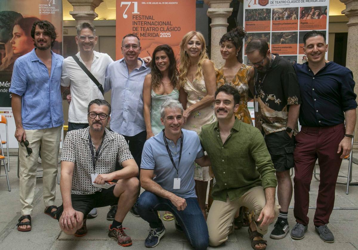 El elenco de la obra durante la presentación de 'Electra' este lunes.