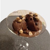 Helado casero con crema de cachuete, yogur y cacao