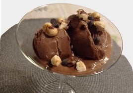 Helado casero con crema de cachuete, yogur y cacao
