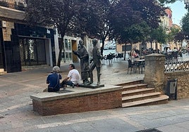 Los vecinos alertan del aumento de personas que consumen alcohol en la vía pública.