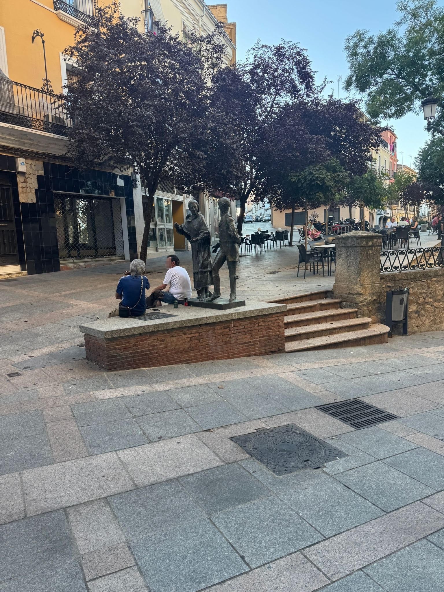 Los vecinos alertan del aumento de personas que consumen alcohol en la vía pública.