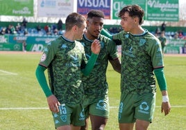 Oussama, a la derecha, celebra un gol junto a Isra Cano y Seth con el Villanovense.