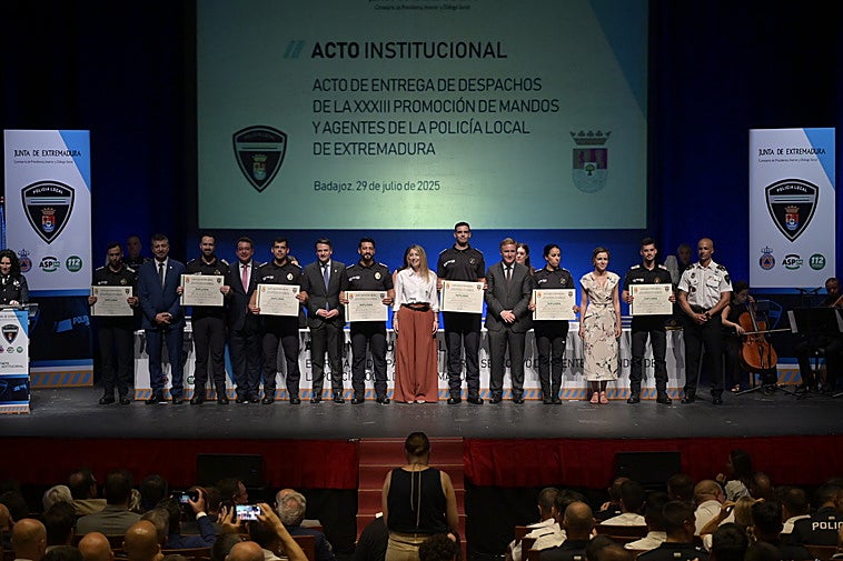 Entrega de despachos de la XXXIII promoción de mandos y agentes de la Policía Local.