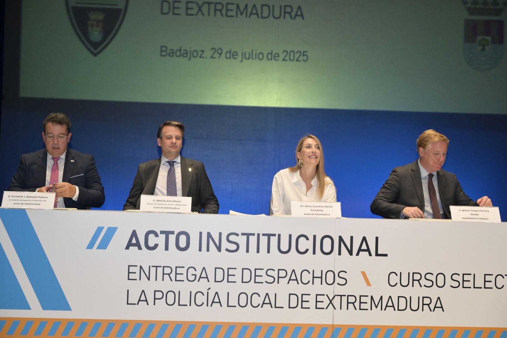 Fotos | Así ha sido la entrega de despachos de la XXXIII promoción de mandos y agentes de la Policía Local