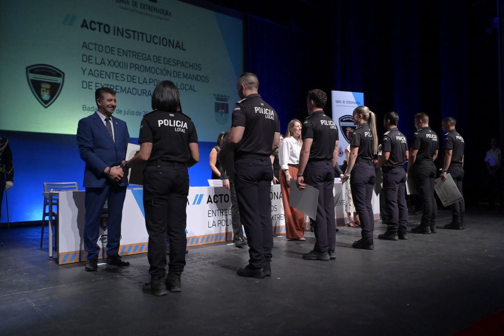 Fotos | Así ha sido la entrega de despachos de la XXXIII promoción de mandos y agentes de la Policía Local