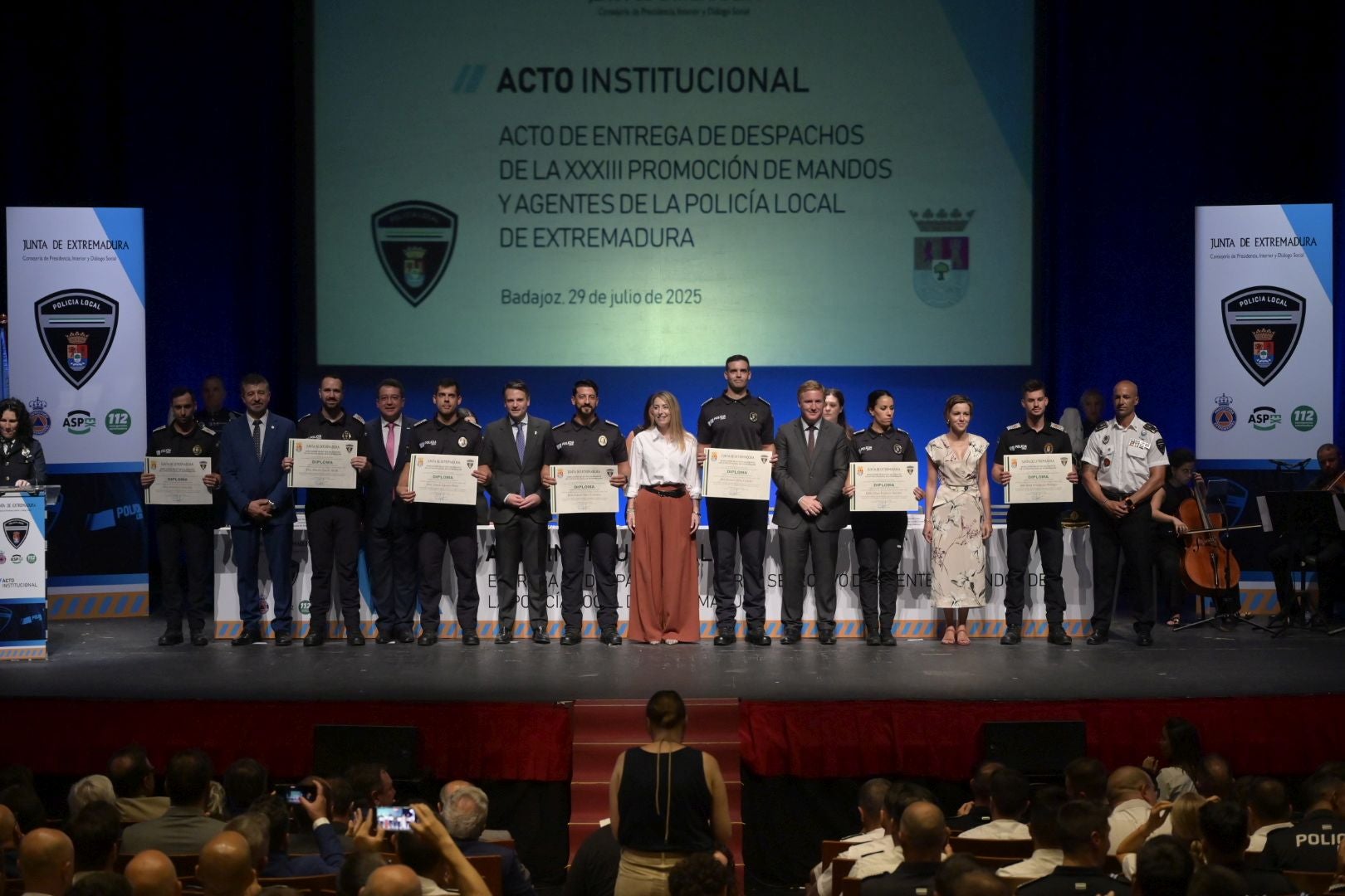 Fotos | Así ha sido la entrega de despachos de la XXXIII promoción de mandos y agentes de la Policía Local