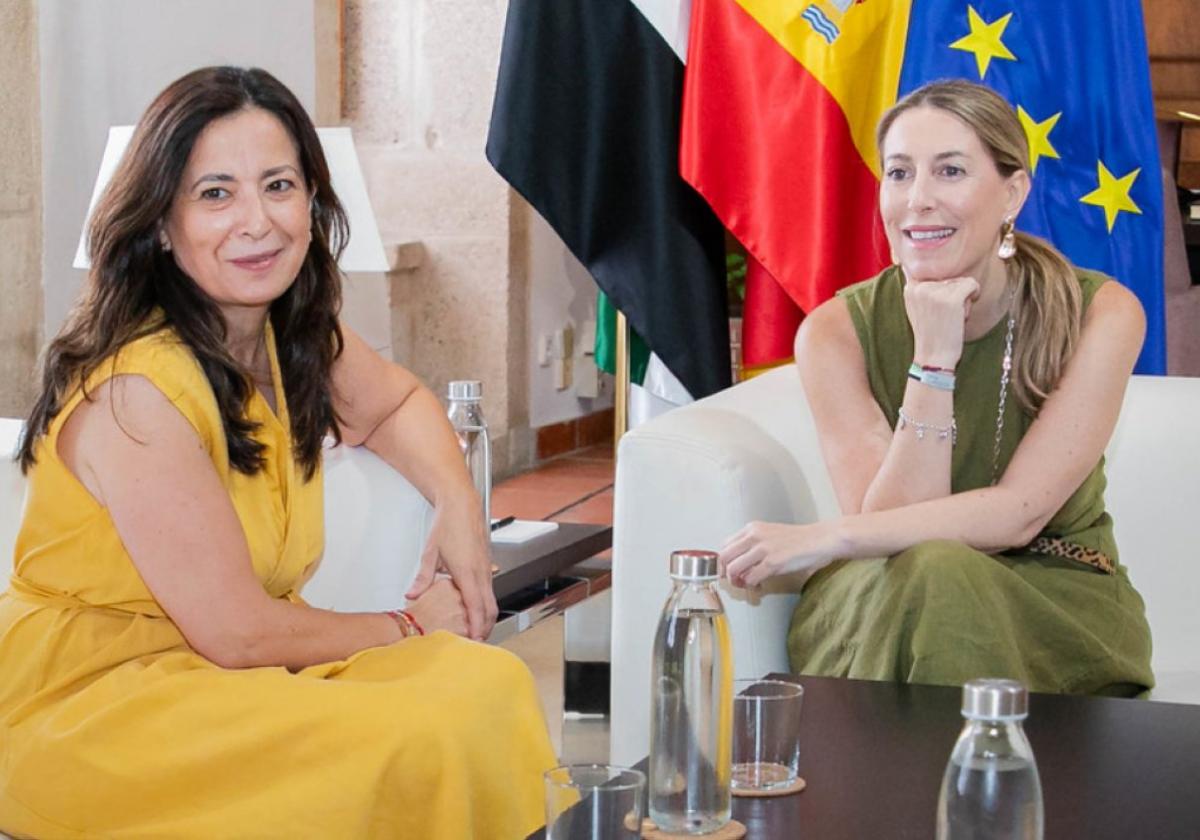 Encuentro entre María Guardiola y Elisabeth Medina.