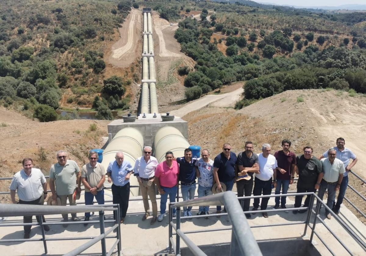 Los directivos de Fertajo ante las obras realizada por la CHT.