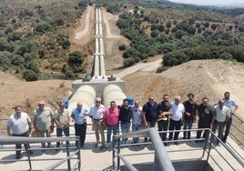 Los directivos de Fertajo ante las obras realizada por la CHT.