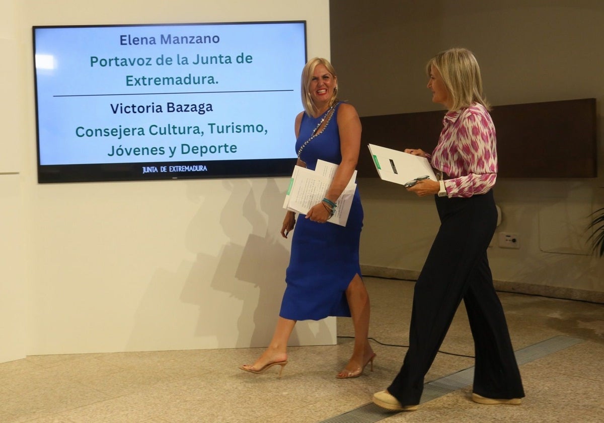 La consejera de Hacienda y nueva portavoz de la Junta, Elena Manzano, junto a la consejera de Cultura y exportavoz, Victoria Bazaga.