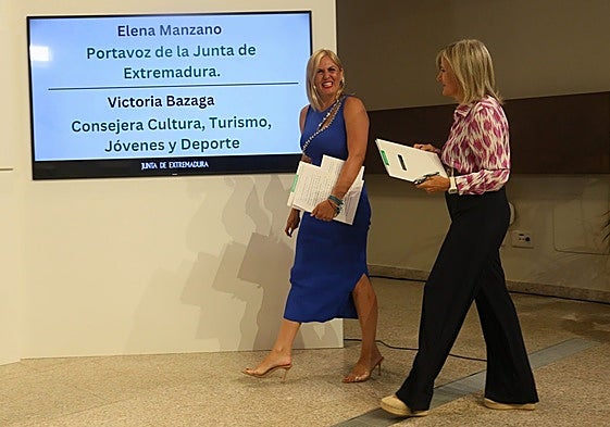 La consejera de Hacienda y nueva portavoz de la Junta, Elena Manzano, junto a la consejera de Cultura y exportavoz, Victoria Bazaga.