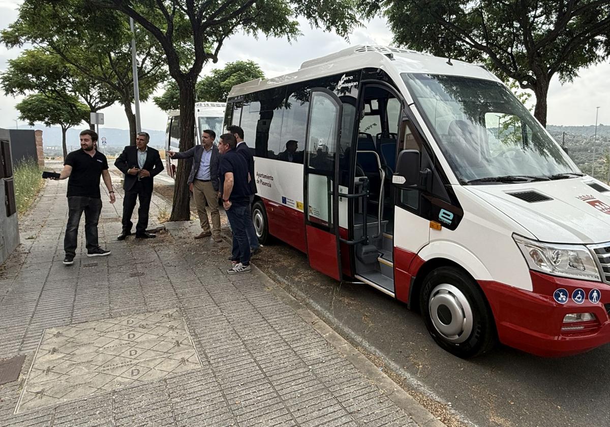 Los minibuses eléctricos llegaron en junio, pero aún no se han puesto en marcha.