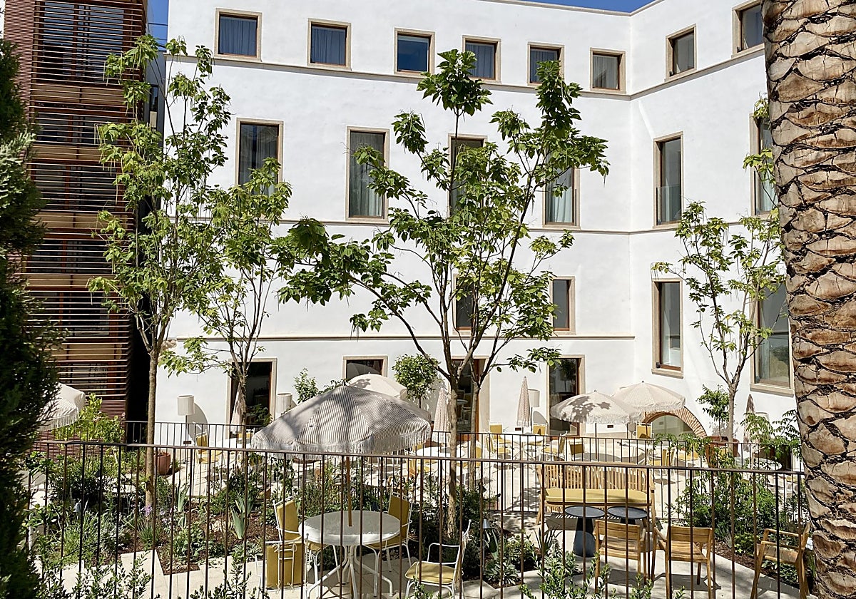 Jardín del hotel Palacio de Godoy de Cáceres, de la cadena Hilton, con el mobiliario ya instalado.