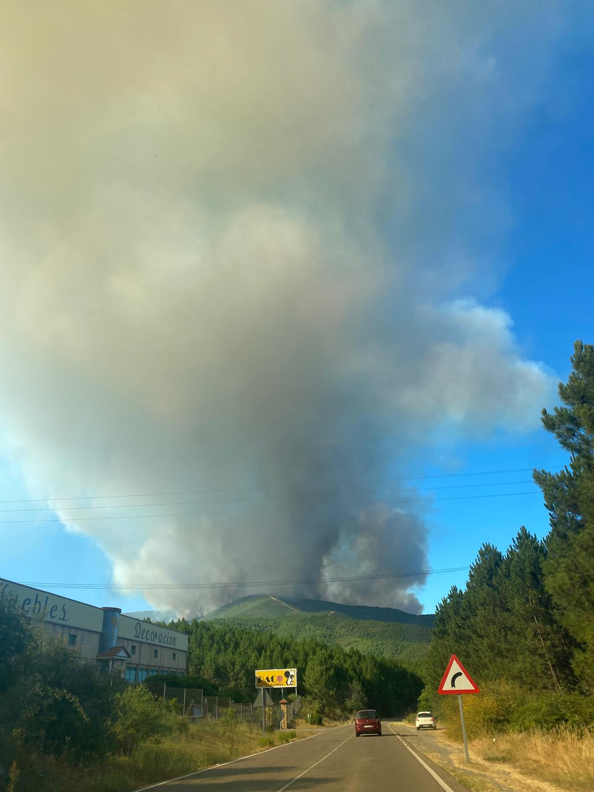 Fotos | Así está el aparatoso incendio de Las Hurdes