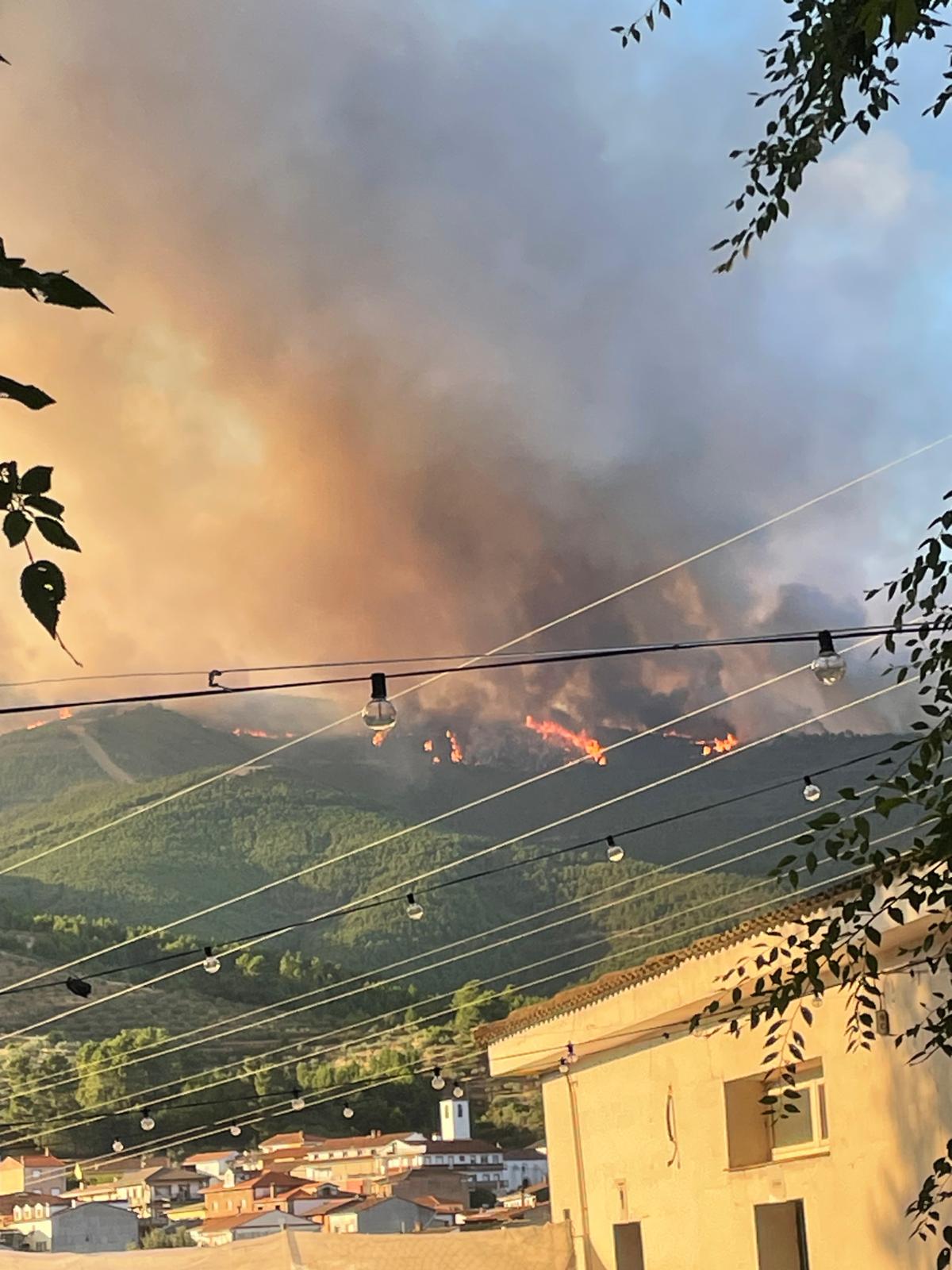 Fotos | Así está el aparatoso incendio de Las Hurdes