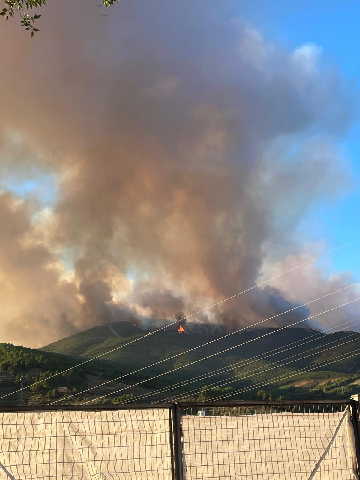 Fotos | Así está el aparatoso incendio de Las Hurdes