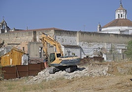 Las máquinas trabajando en El Campillo este martes.