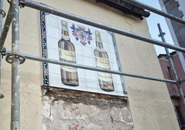 El desmontaje de los azulejos de Osborne inicia el derribo del bar Chiquete