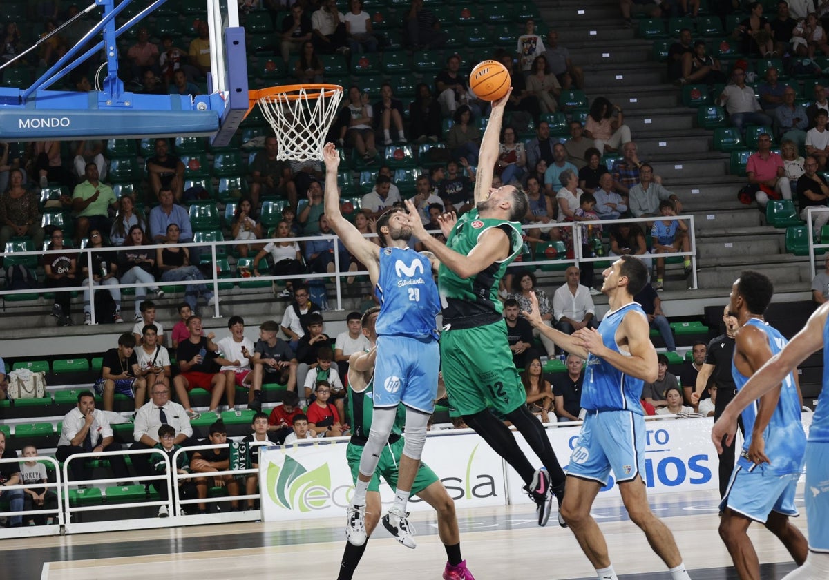 El Cáceeres recibió en el Multiusos al Estudiantes en la Copa España.