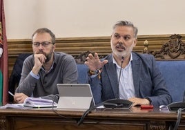 Fernando Pizarro, alcalde de Plasencia, junto a José Antonio Hernández, concejal de Hacienda.