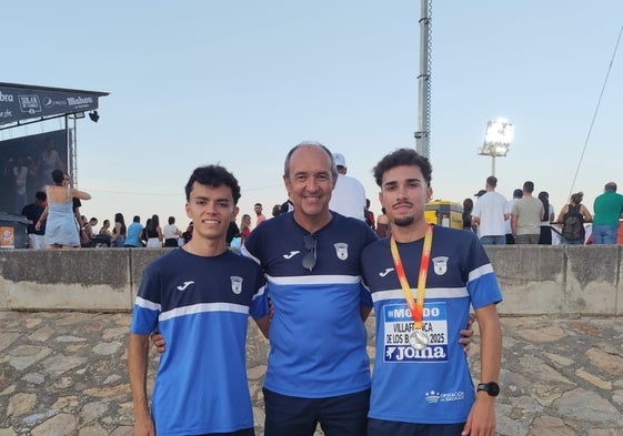 Los atletas Andrés González y Mario Pacheco junto a su entrenador.