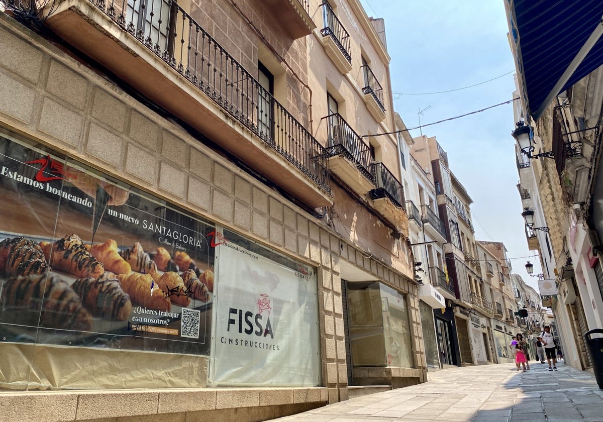 Santa Gloria anuncia ya su desembarco en la calle Pintores de Cáceres.