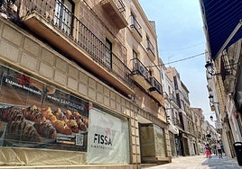 Santa Gloria anuncia ya su desembarco en la calle Pintores de Cáceres.