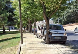 El coche que se ha chocado con el árbol en Badajoz.