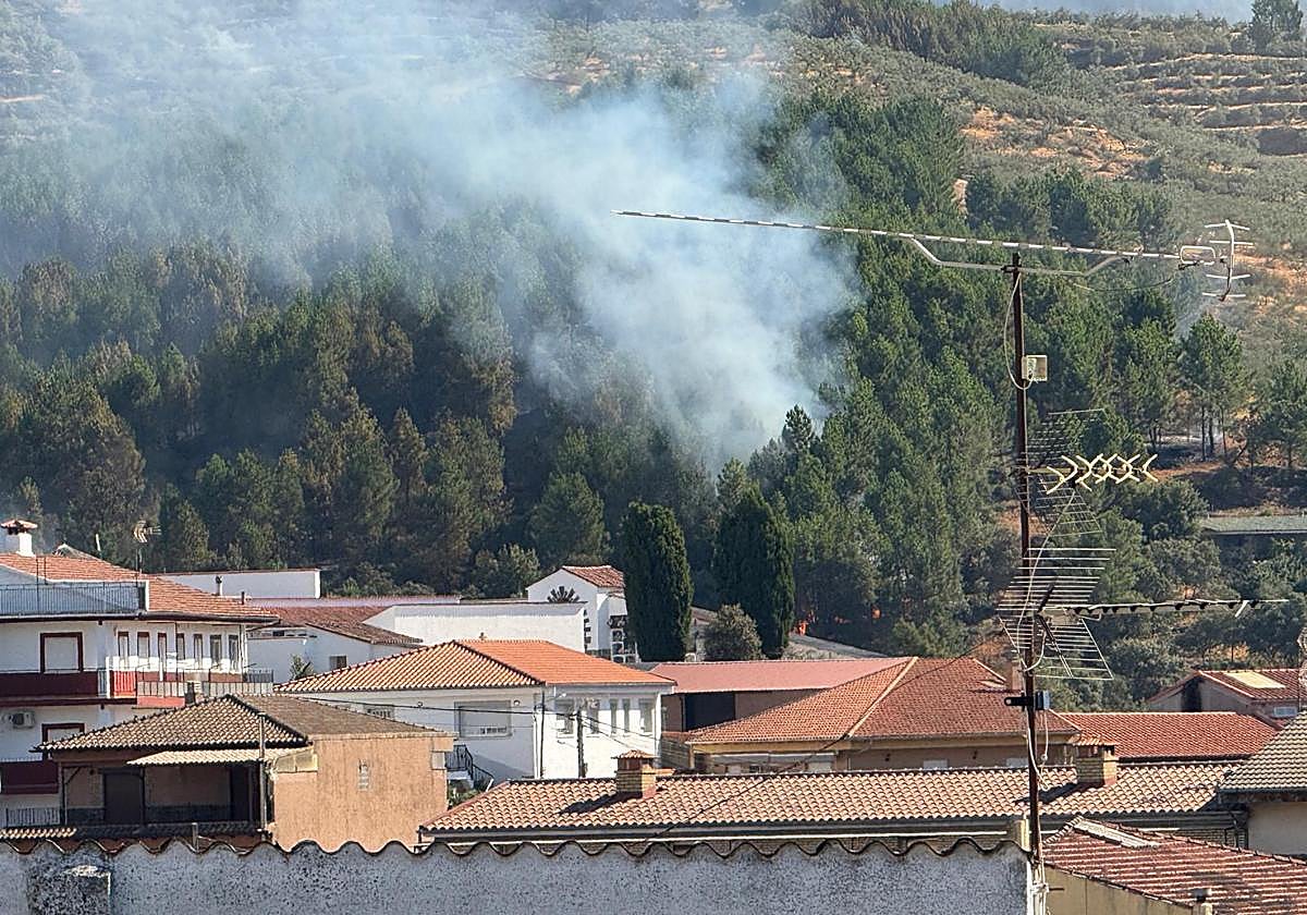 Fotos | Estado del incendio forestal en Las Hurdes este miércoles