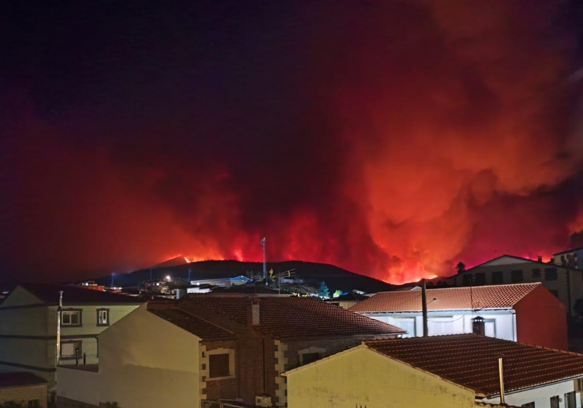 Fotos | Así ha sido la noche en Las Hurdes, en alerta por el peligroso incendio