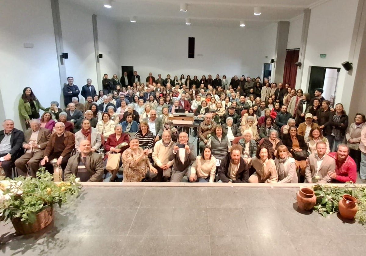 Miembros de la asociación, simpatizantes y público en general durante la presentación de la revista especial sobre los mayores de Salvatierra en febrero del año pasado.