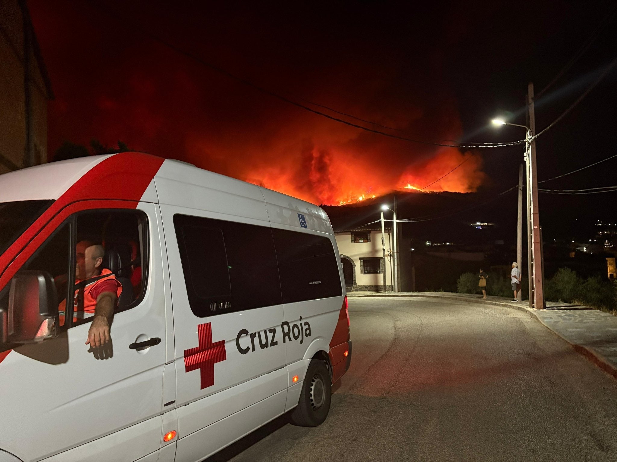 Equipos de emergencias en el lugar del incendio