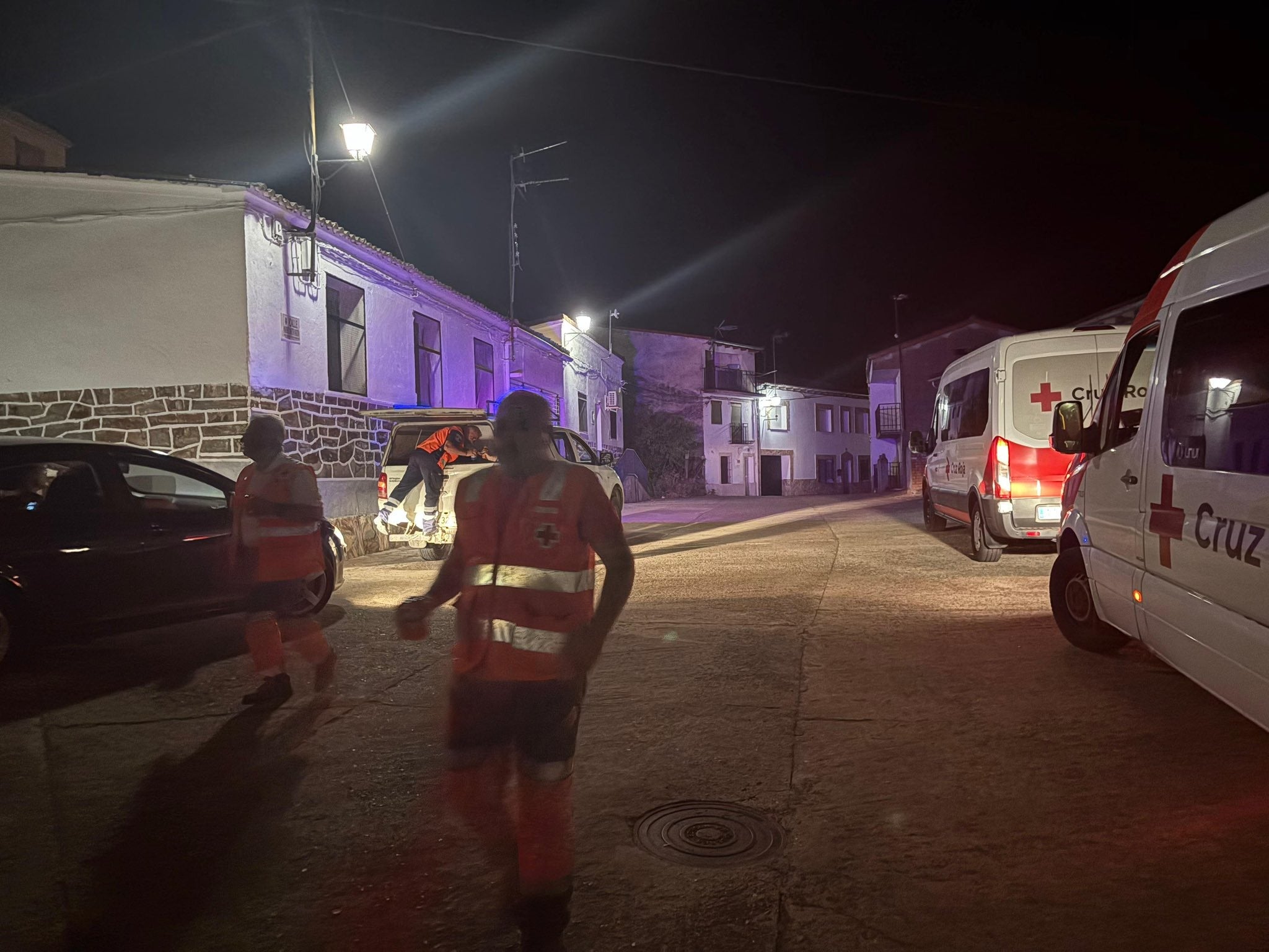 Cruz Roja procede a ayudar a las personas desalojadas