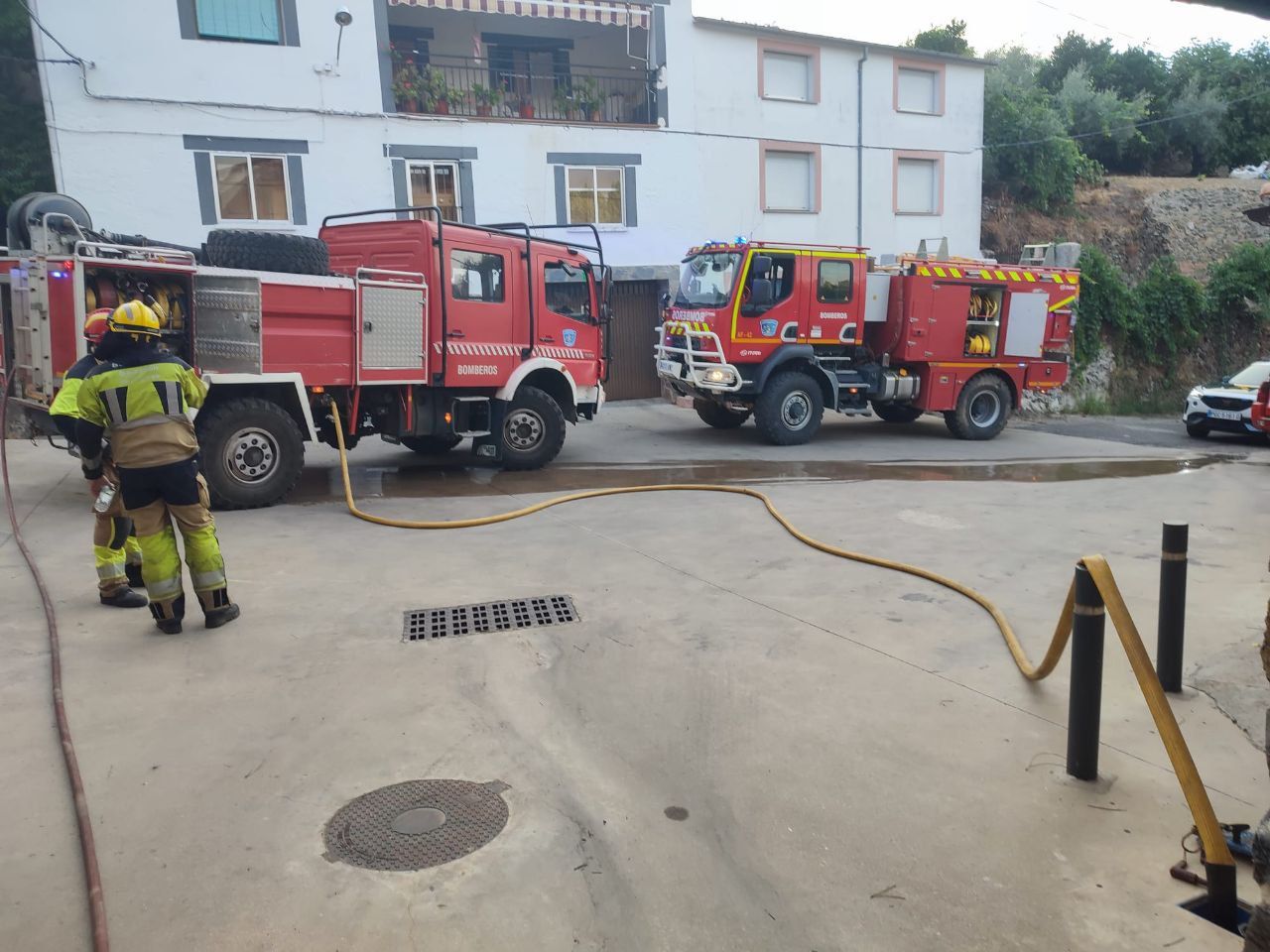 Los bomberos del Sepei de la Diputación de Cáceres intervienen en el incendio