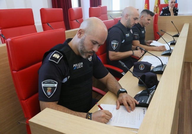 Firma en la toma de posesión de tres de los cinco nuevos agentes emeritenses.