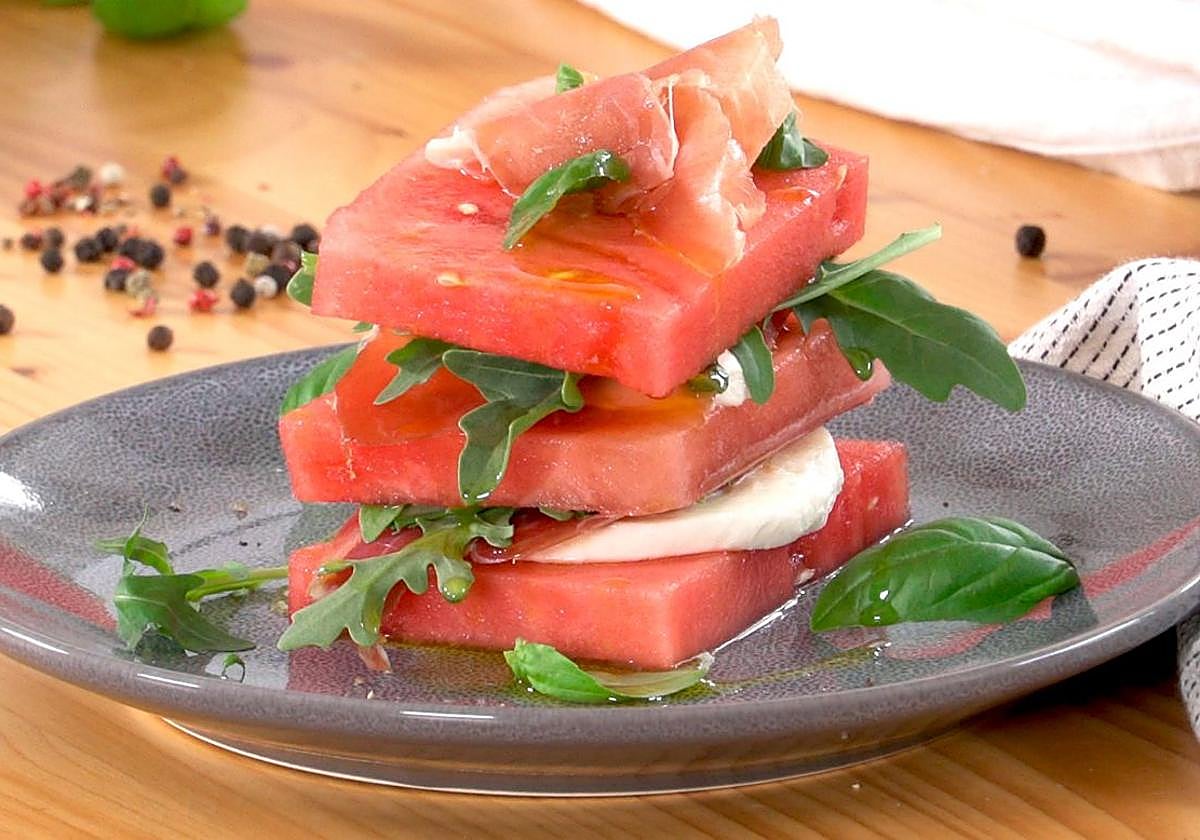 Entrante de sandía, jamón y mozzarella