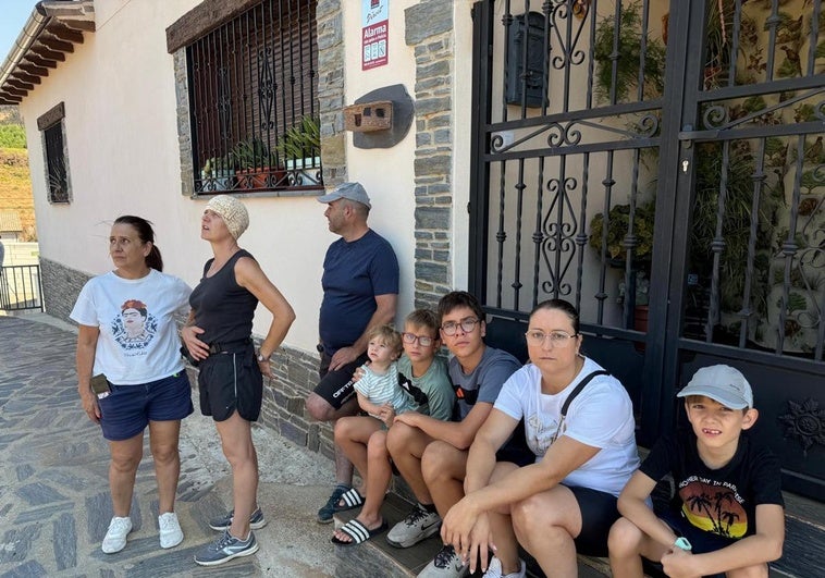 Vecinos evacuados de sus alquerías y realojados en Caminomorisco.