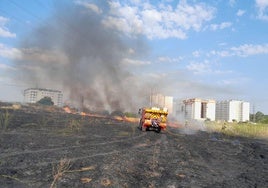 Los bomberos intervienen en el incendio de El Junquillo.