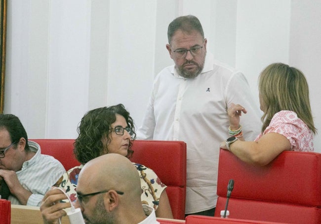 Osuna dialoga con Ana Aragoneses. A su lado, Susana Fajardo.