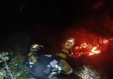 Así suena el trabajo nocturno de la BRIF Pino a escasos metros del fuego en Caminomorisco
