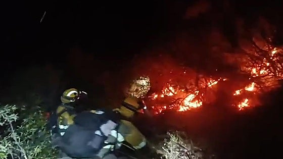 Así suena el trabajo nocturno de la BRIF Pino a escasos metros del fuego en Caminomorisco