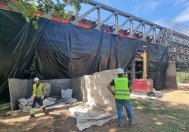 Trabajos en el puente durante el corte que se produjo el 19 y 20 de julio.