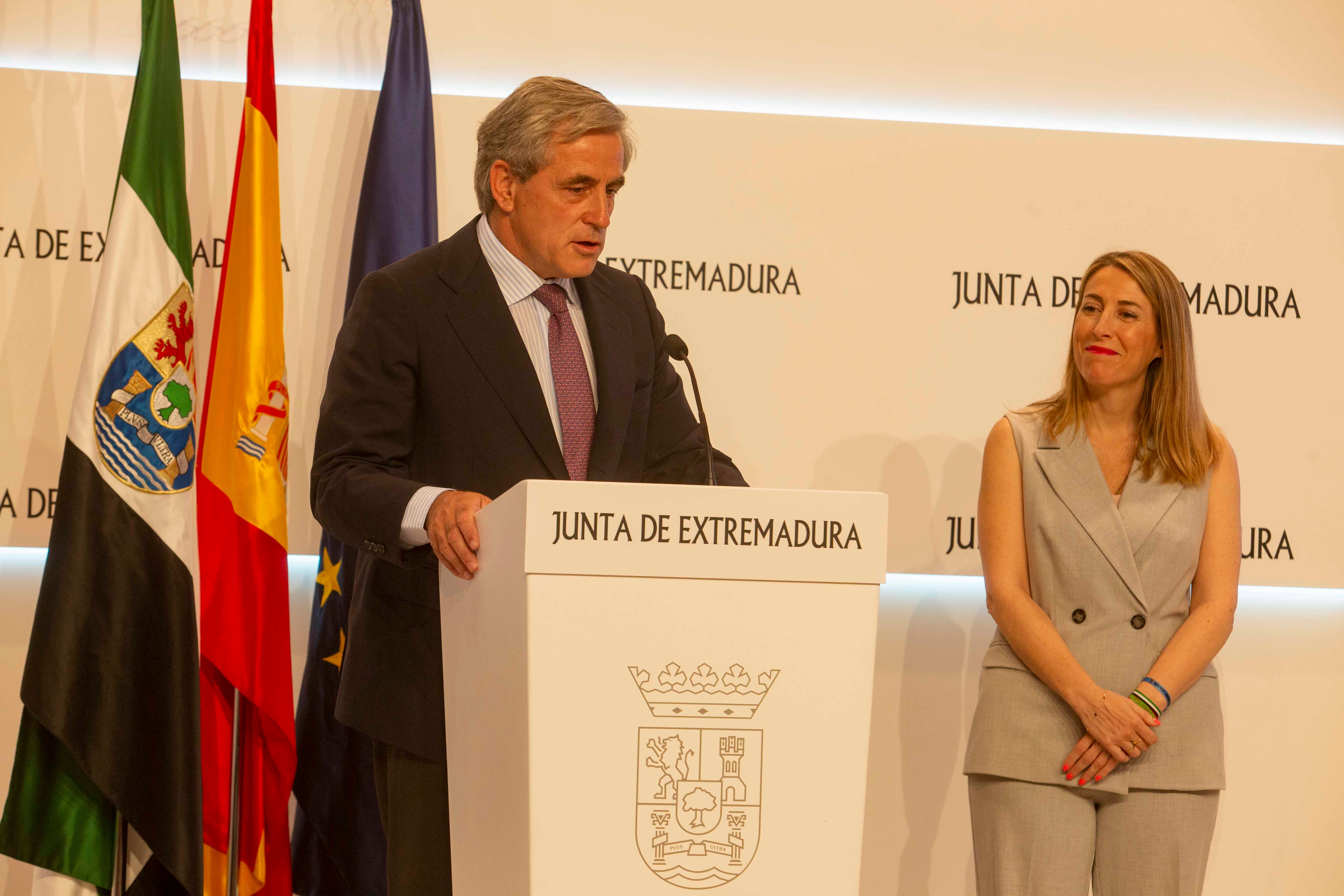 Ignacio Higuero junto a la presidenta de la Junta, María Guardiola.