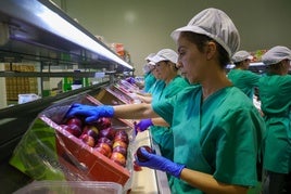 Una trabajadora de la cooperativa San Isidro de Villanueva de la Serena.